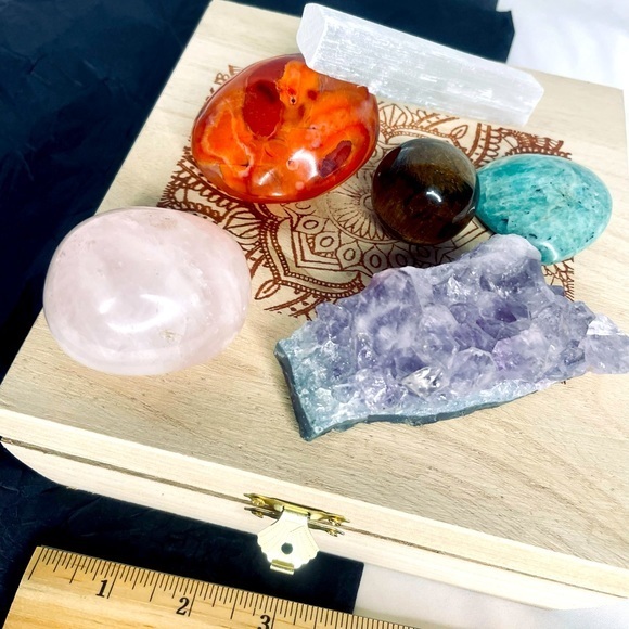 Energy Crystal Gift Box | Hand picked crystals! Makes A Perfect Gift - Picture 3 of 4